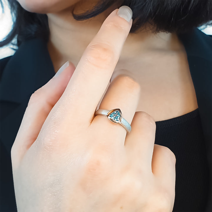 Ring mit blauem Topasstein