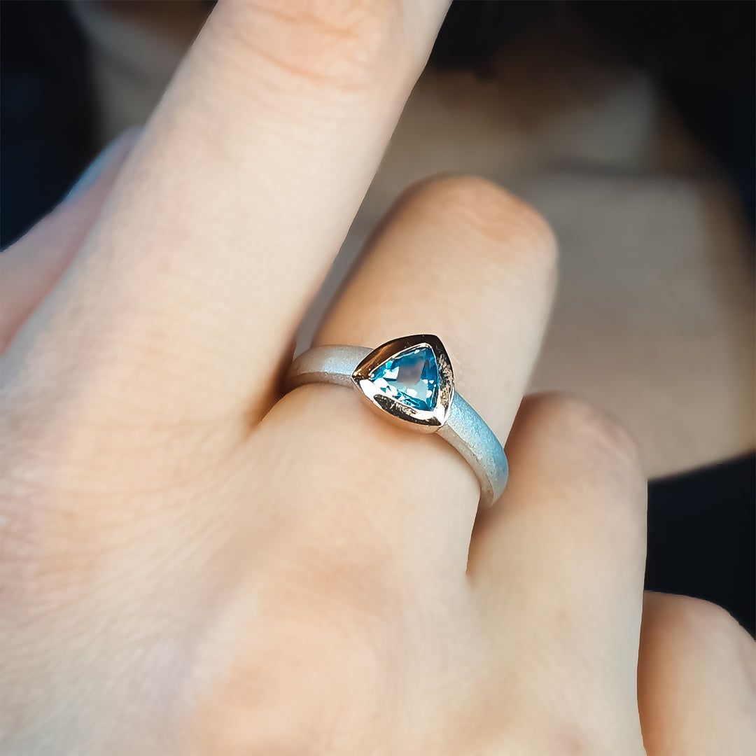 Ring mit blauem Topasstein