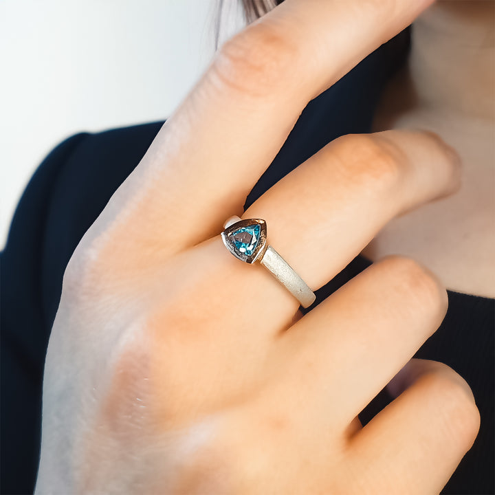 Ring mit blauem Topasstein