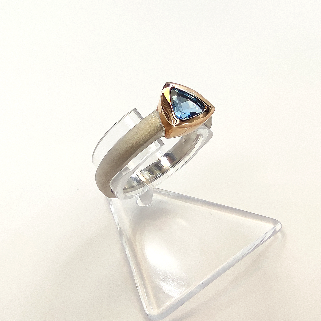 Ring mit blauem Topasstein