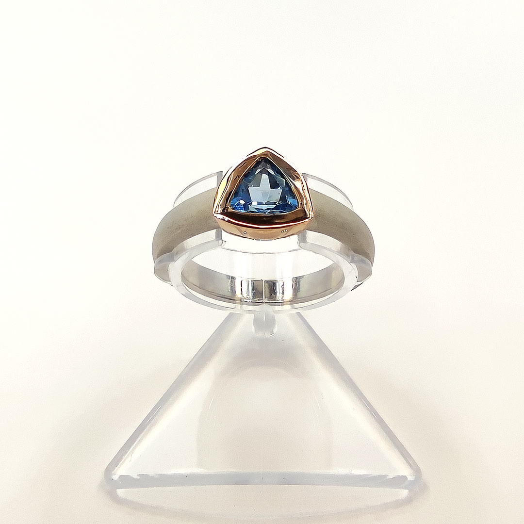 Ring mit blauem Topasstein